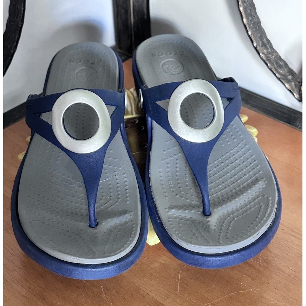 CROCS Sanrah Women's Wedge Sandals Size 9 Navy Blue Silver Circle Logo Comfort